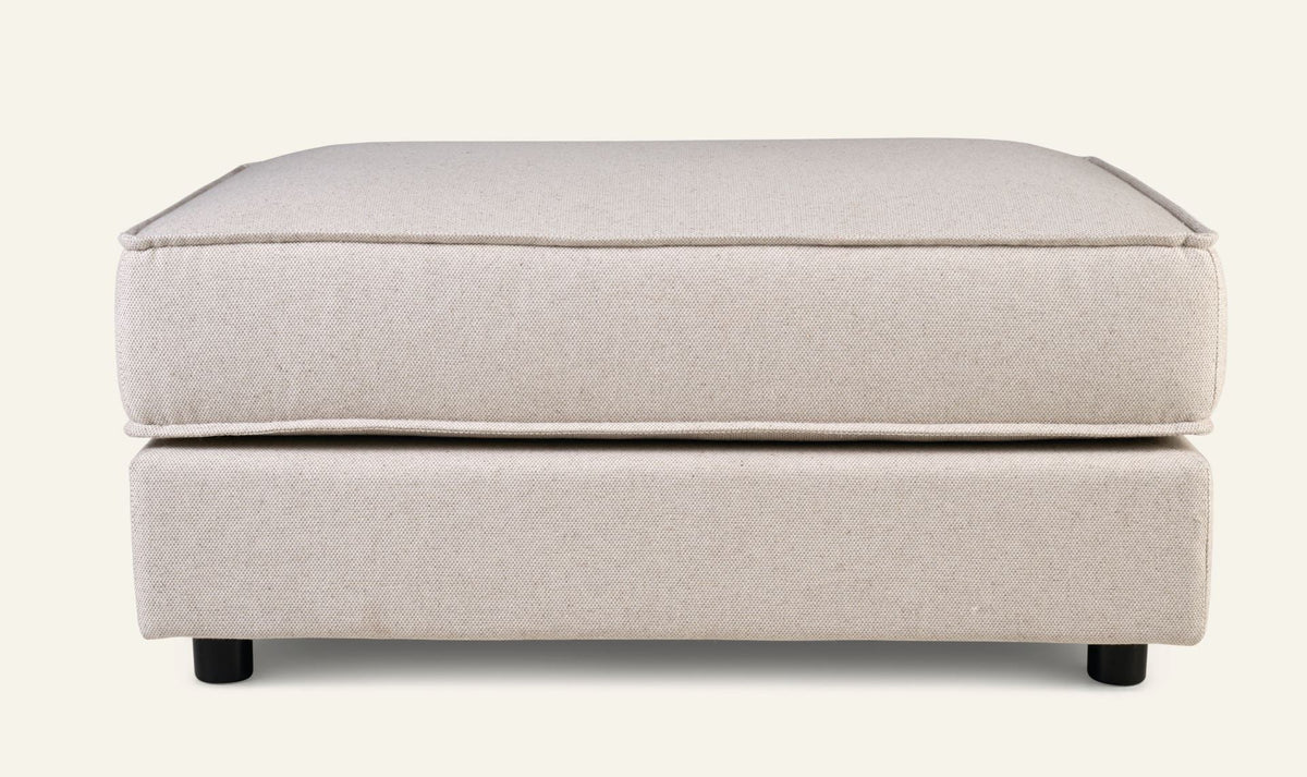 Olivia fotpuff fra Forms & Objects i beige, stoffbetrukket