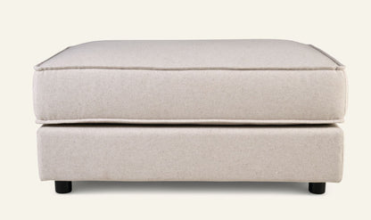 Olivia fotpuff fra Forms & Objects i beige, stoffbetrukket