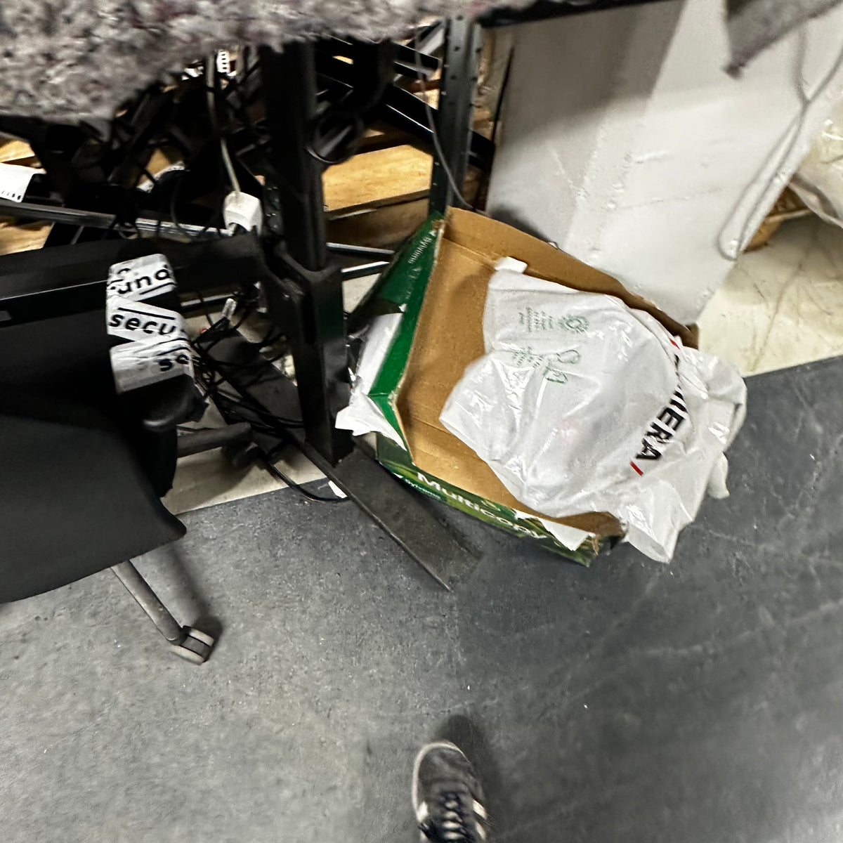 (40x80x125) AJ Produkter QBUS tårnskap i eik, låsbart, åpning venstre