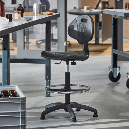 KILDA aktiv sittestol fra AJ Produkter i svart, med fotring