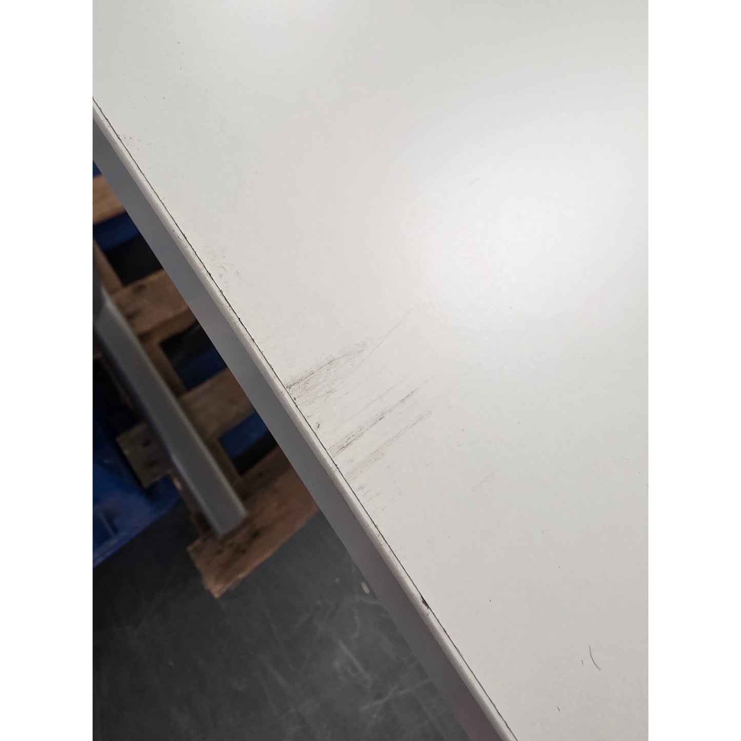 Skrivebord FLEXUS, innsynsskjerming, L1200 B800 H720 mm, hvit laminat