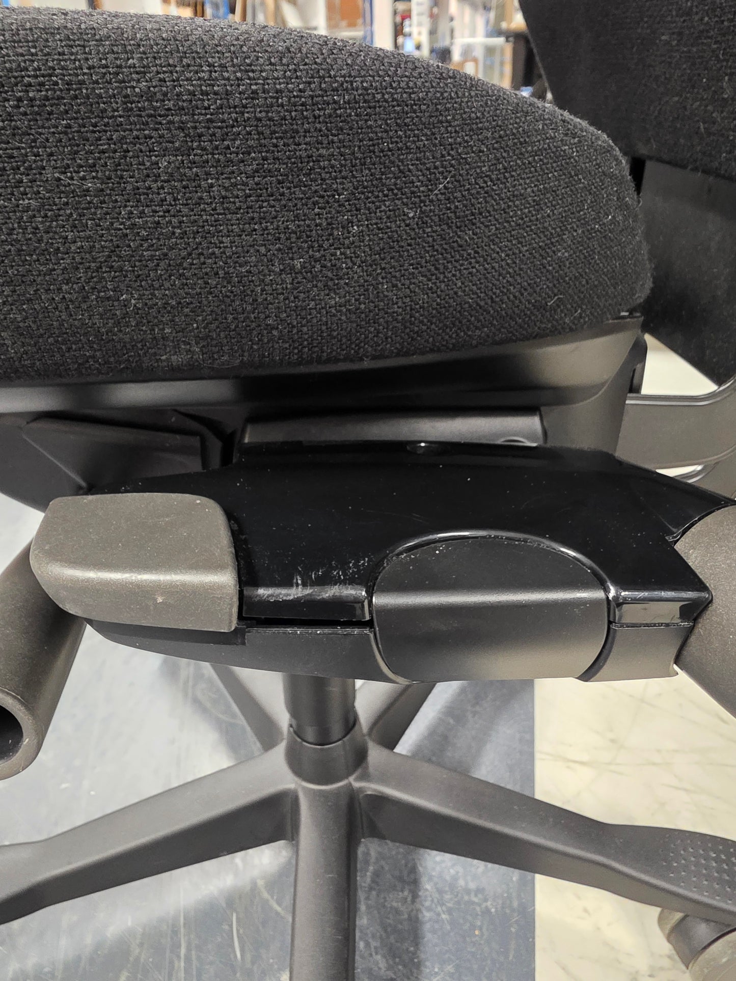 Kontorstol fra Kinnarps Synchrone 9000, sort