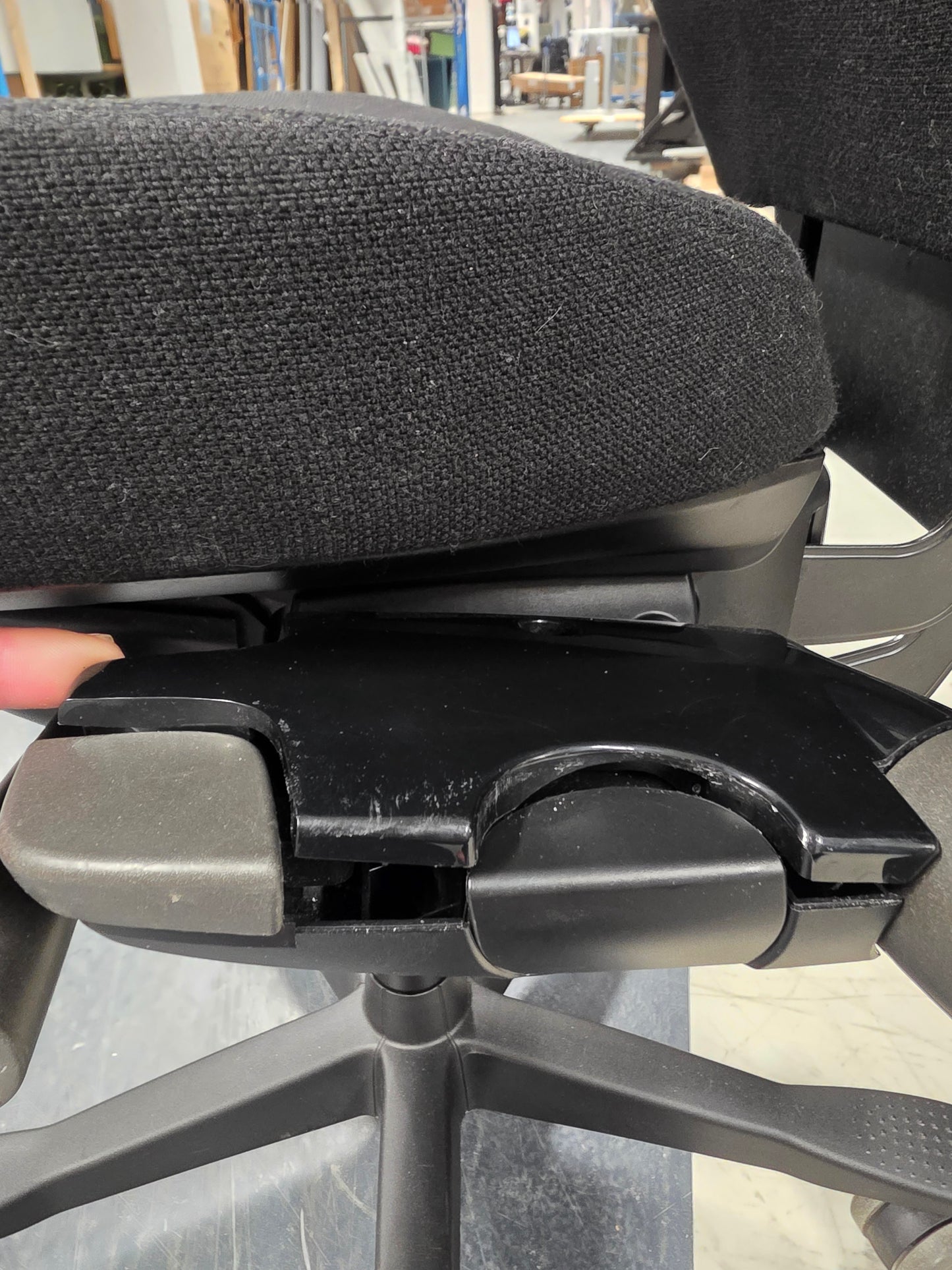 Kontorstol fra Kinnarps Synchrone 9000, sort