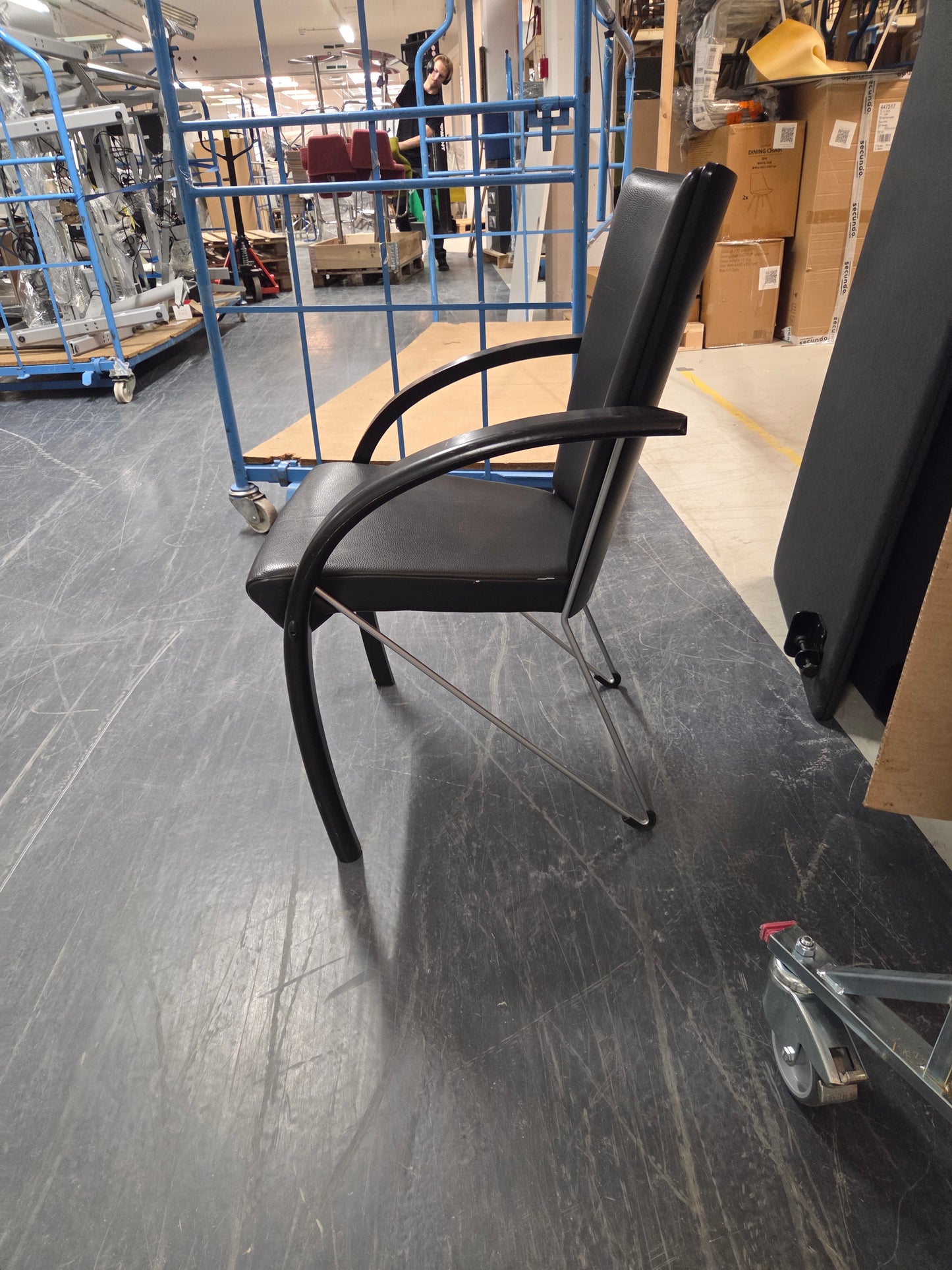 Møteromsstol, Fora Form Tres, svart skinn