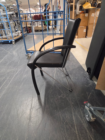 Møteromsstol, Fora Form Tres, svart skinn