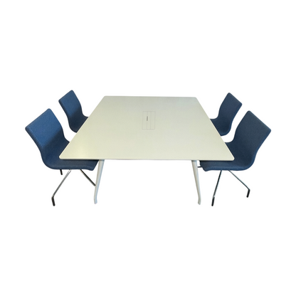 Skandiform Colt møtebord med kabelluke, hvit, 140x140 cm