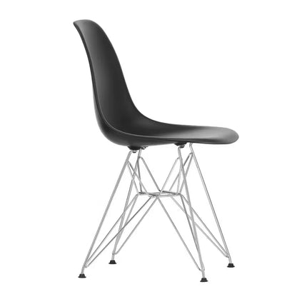 Eames spisestol fra Vitra, plast og krom