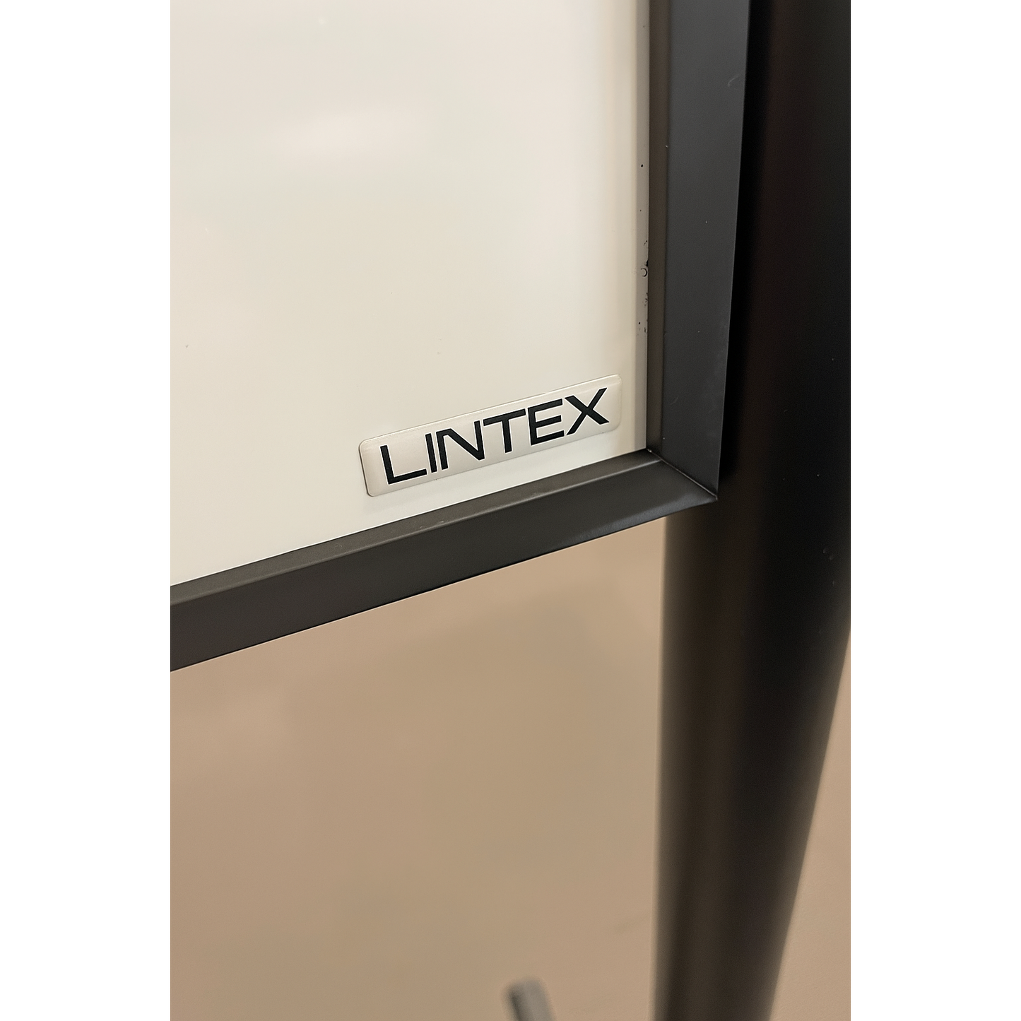 Lintex whiteboard på hjul med svart ramme, 155x50x195 cm